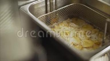 将炸薯条、土豆放入<strong>炒锅</strong>中煮，用热沸油深炒